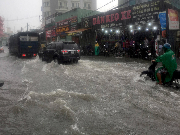Sài Gòn ngập nặng do mưa lớn, thông báo ngày mai học sinh nghỉ học 