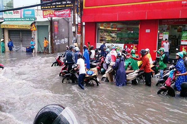 Sài Gòn ngập nặng ùn tắc đường do mưa lớn