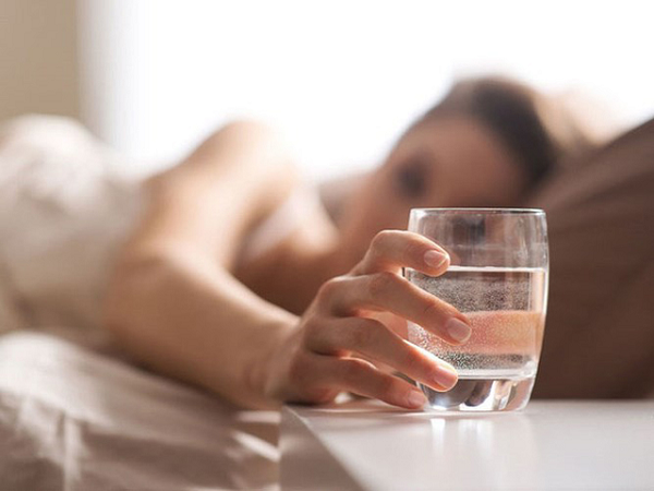 Ngại uống nước - thói quen khiến chị em nhanh già
